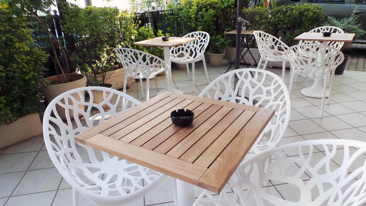 Hotel Aria Di Mare - Bed & Brunch In Centro A Riccione Bagian luar foto